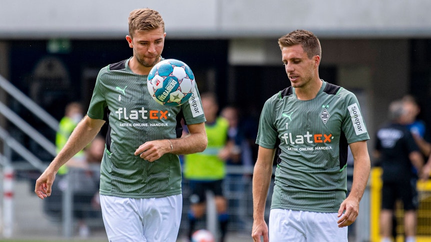 Die Gladbach-Profis Christoph Kramer (l.) und Patrick Herrmann (r.) bei einem Testspiel in Paderborn am 18. Juli 2021. Kramer kickt einen Ball in die Luft, Herrmann schaut zu ihm rüber.