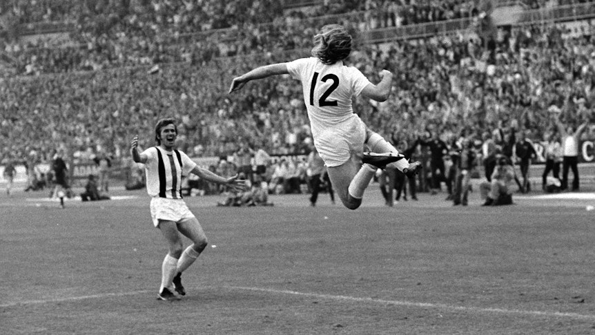 Günter Netzer (r.) springt nach seinem sensationellen Siegtreffer im DFB-Pokal-Finale am 23. Juni 1973 gegen den Erzrivalen 1. FC Köln seinem Borussia-Mönchengladbach-Team-Kollegen Jupp Heynckes (l.) im Düsseldorfer Rheinstadion in die Arme.