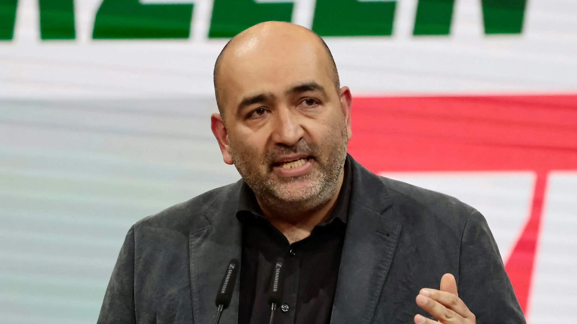 Omid Nouripour am 29. Januar 2022 beim Bundesparteitag von Bündnis 90/Die Grünen in Berlin.