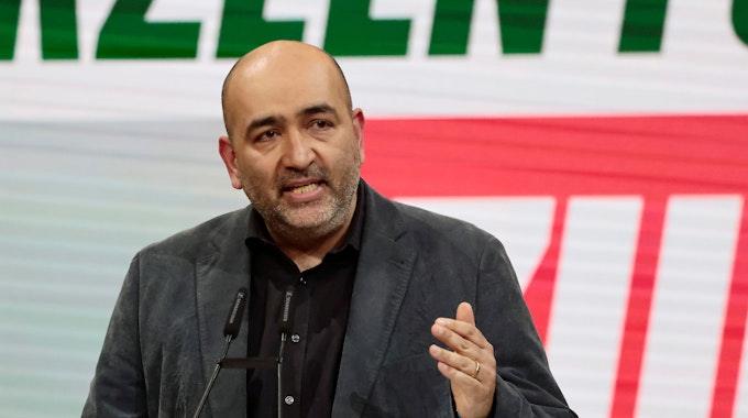 Omid Nouripour am 29. Januar 2022 beim Bundesparteitag von Bündnis 90/Die Grünen in Berlin.