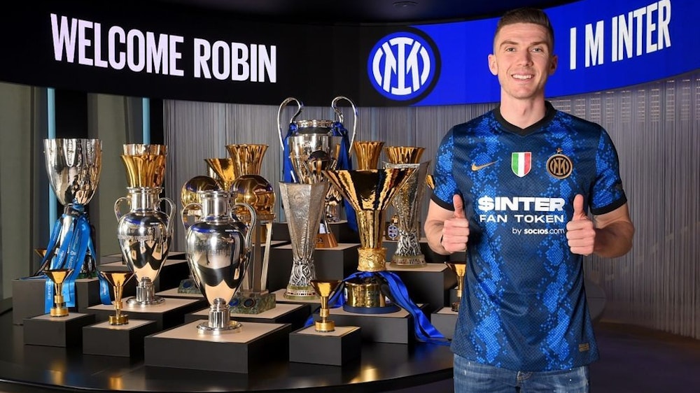 Robin Gosens steht im Inter Mailand-Trikot vor vielen Pokalen.