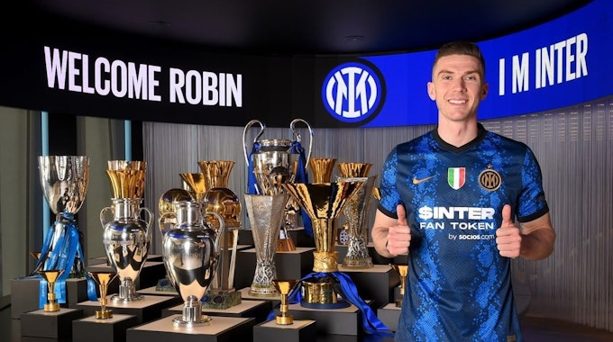 Robin Gosens steht im Inter Mailand-Trikot vor vielen Pokalen.