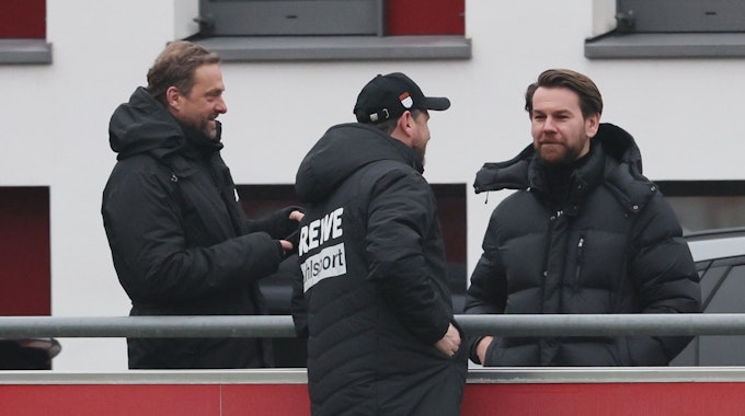 Jörg Jakobs und Thomas Kessler sprechen beim 1. FC Köln mit Steffen Baumgart.