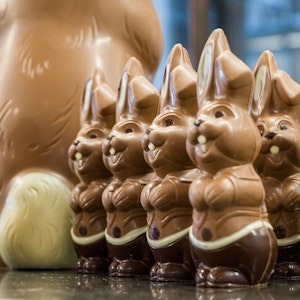 Osterhasen aus Schokolade stehen in der Confiserie Felicitas GmbH. Das Bild wurde am 23. März 2021 aufgenommen.