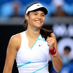 Emma Raducanu lächelt während ihres Zweitrunden-Matches bei den Australian Open
