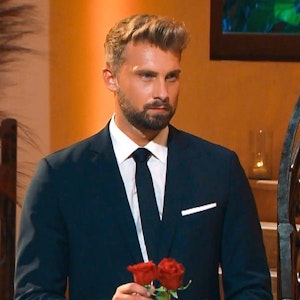 Das Foto zeigt „Bachelor“ Dominik Stuckmann in der ersten Folge am 26. Januar 2022.