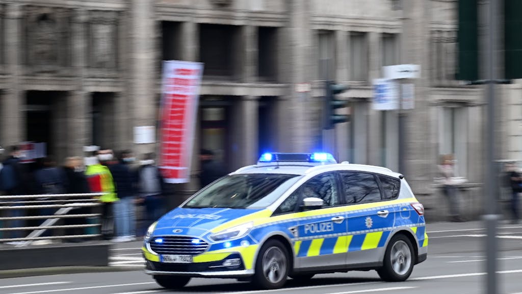 Ein Einsatzfahrzeuge der Polizei ist am Neumarkt in Köln unterwegs.