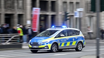 Ein Einsatzfahrzeuge der Polizei ist am Neumarkt in Köln unterwegs.
