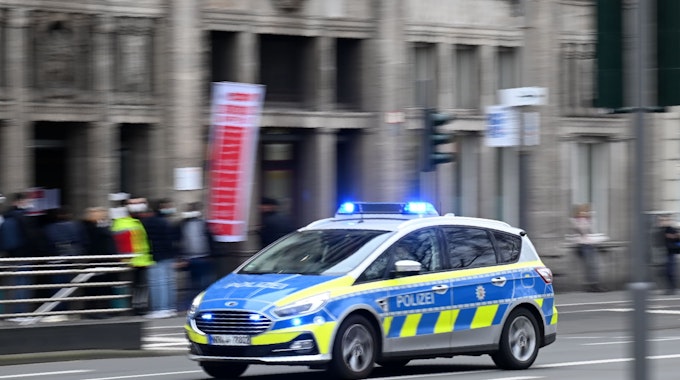 Ein Einsatzfahrzeug der Kölner Polizei fährt mit Blaulicht am Neumarkt vorbei.&nbsp;