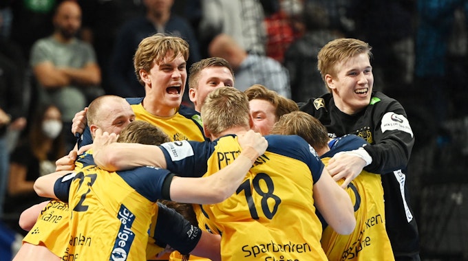 Schwedens Handballer jubeln über den EM-Sieg am 30. Januar 2022