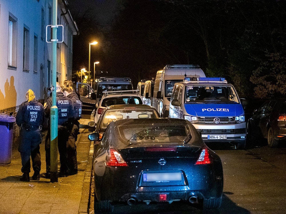 Einsatzkräfte der Polizei durchsuchen ein Mehrfamilienhaus in Essen. Sicherheitskreise bestätigten der Deutschen Presse-Agentur am Sonntag (30. Januar 2022), dass diese im Zusammenhang mit dem Ermittlungsverfahren um das Grüne Gewölbe in Dresden stehen.