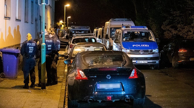 Einsatzkräfte der Polizei durchsuchen ein Mehrfamilienhaus in Essen. Sicherheitskreise bestätigten der Deutschen Presse-Agentur am Sonntag (30. Januar 2022), dass diese im Zusammenhang mit dem Ermittlungsverfahren um das Grüne Gewölbe in Dresden stehen.