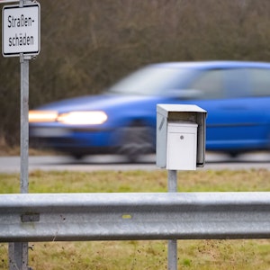 Ein weißer Briefkasten steht am 19. Januar 2022 zwischen vorbeifahrenden Autos auf dem Mittelstreifen der A20. Der Briefkasten gibt Autofahrern Rätsel auf.