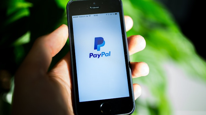 Das PayPal-Logo ist auf einem iPhone zu sehen. Das Bild entstand am 28. Oktober 2014.