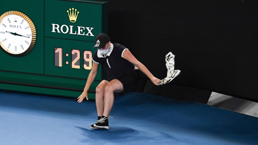 Beim Herren-Finale der Australian Open springt ein Aktivist auf den Platz.