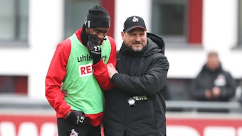 FC-Star Anthony Modeste und sein Coach Steffen Baumgart feixen beim Training miteinander. 