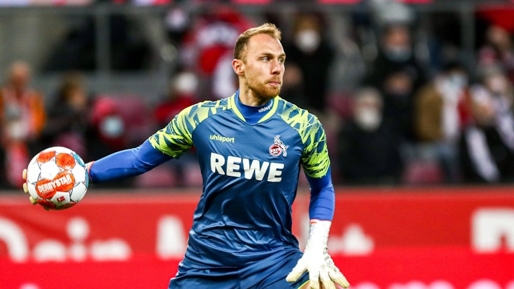 Marvin Schwäbe spielt für den 1. FC Köln gegen Borussia Mönchengladbach.