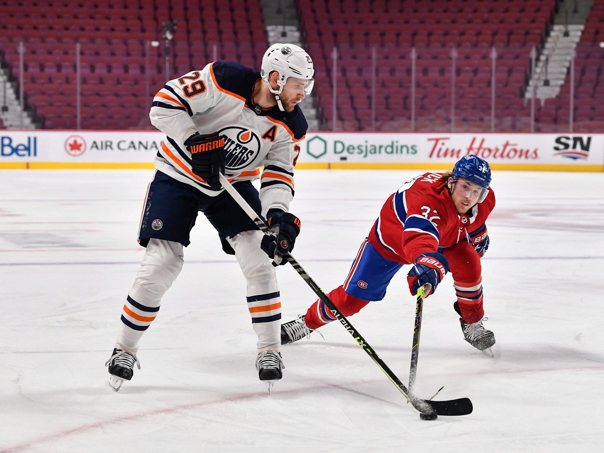 Oilers-Star Leon Draisaitl im Zweikampf mit Montreals Rem Pitlick.