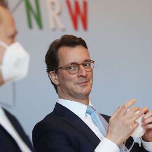 Hendrik Wüst und Joachim Stamp bei einer Pressekonferenz in Düsseldorf.