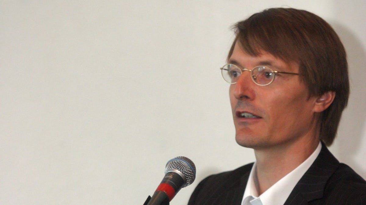Prof. Dr. Karl Lauterbach 2005 bei einer Rede<p></p>