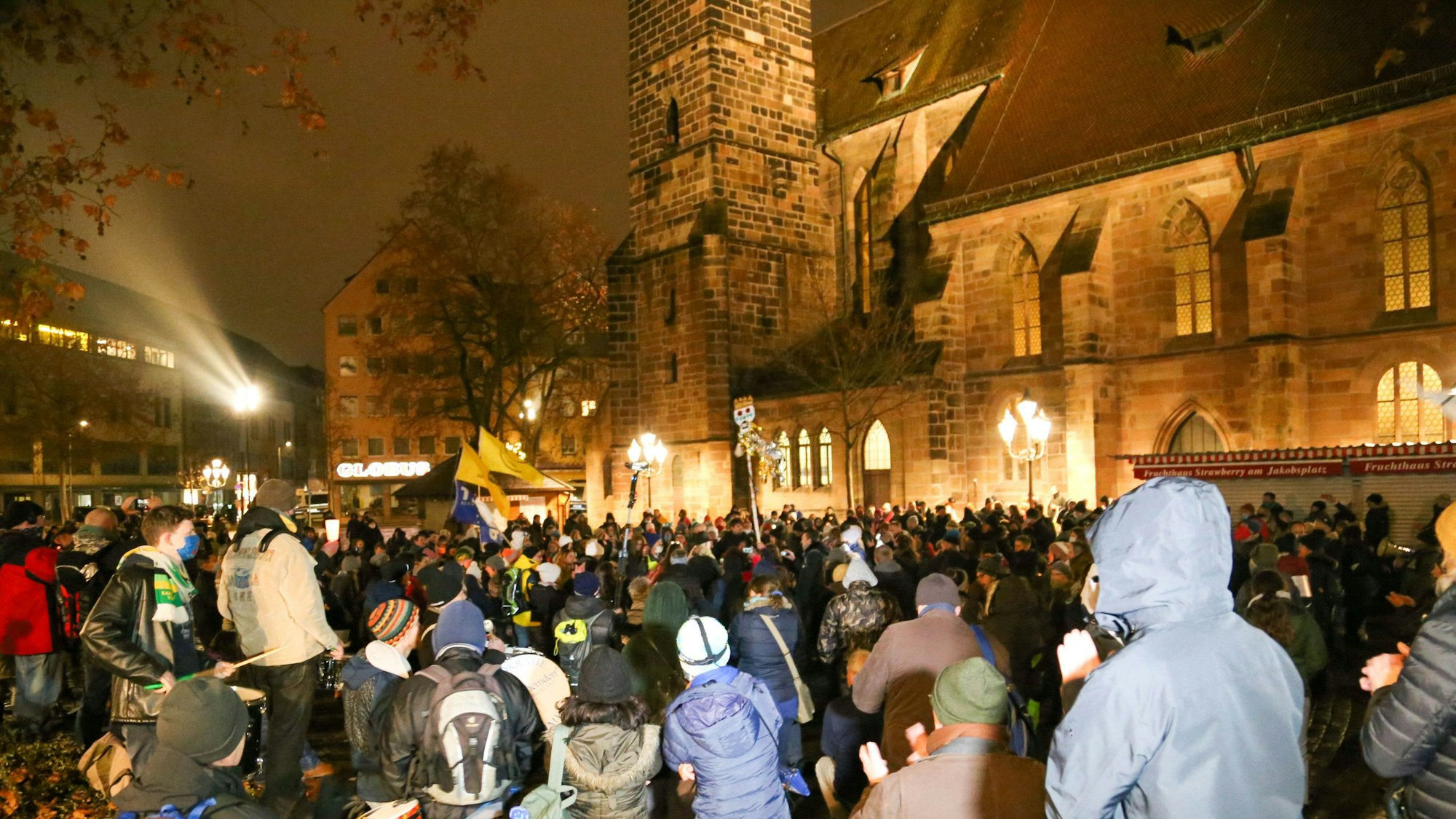 Symbolbild. Zahlreiche Menschen nehmen an einer Demonstration gegen die Corona-Maßnahmen teil. Die Nürnberger Polizei hat ihr Vorgehen bei Demonstrationen verteidigt.