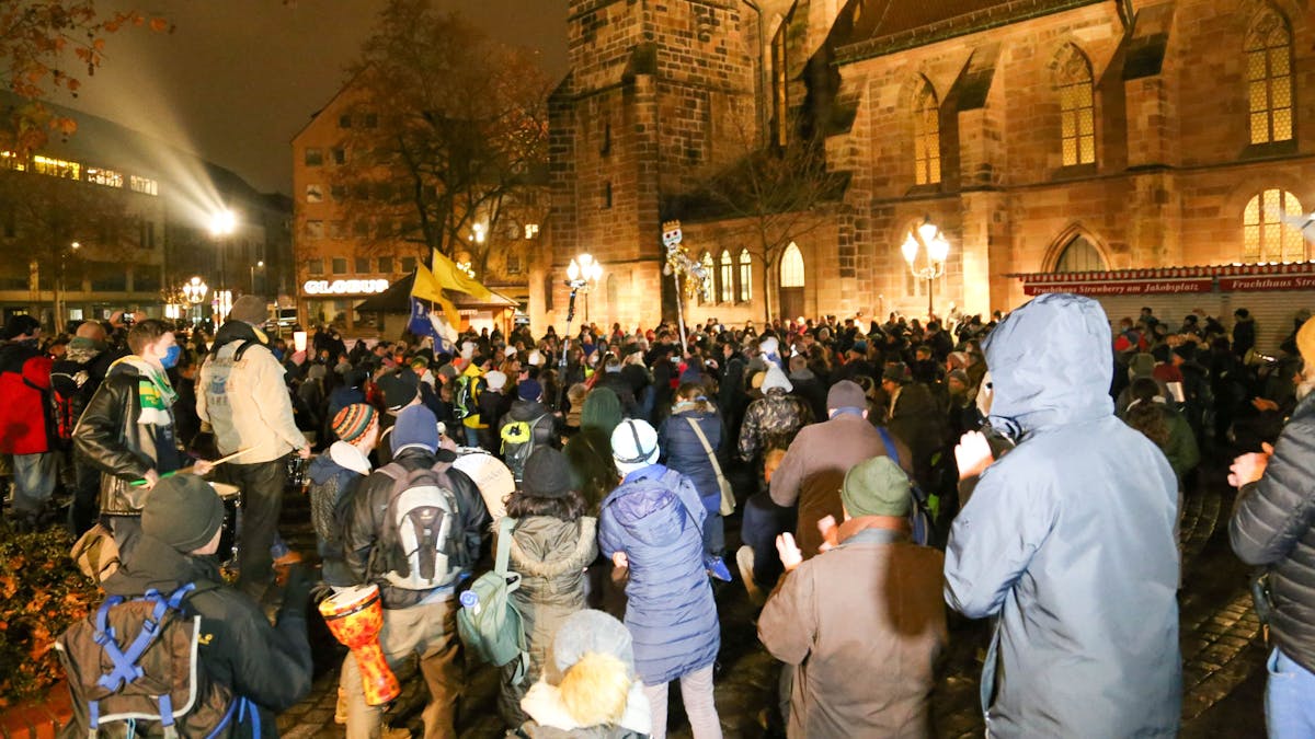 Symbolbild. Zahlreiche Menschen nehmen an einer Demonstration gegen die Corona-Maßnahmen teil. Die Nürnberger Polizei hat ihr Vorgehen bei Demonstrationen verteidigt.