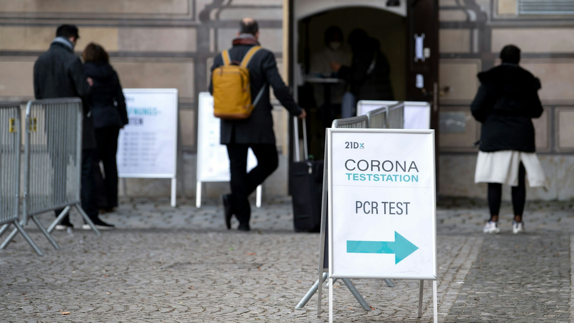 Menschen stehen Mitte Januar vor einer Corona-Teststation in der Innenstadt von München in einer Warteschlange. Die Virusvariante Omikron treibt die Corona-Zahlen in Bayern weiter nach oben.