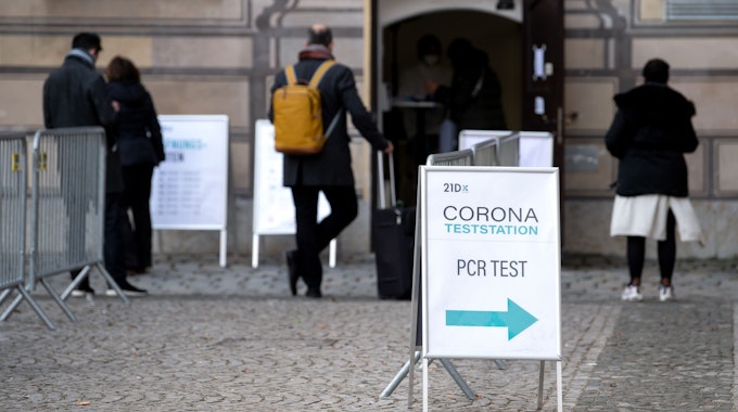 Menschen stehen Mitte Januar vor einer Corona-Teststation in der Innenstadt von München in einer Warteschlange. Die Virusvariante Omikron treibt die Corona-Zahlen in Bayern weiter nach oben.