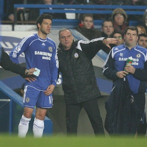 Michael Ballack und Avram Grant vom FC Chelsea bei der Einwechslung.