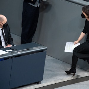 Außenministerin Annalena Baerbock (Bündnis 90/Die Grünen) geht am 27. Januar nach ihrer Rede bei der Plenarsitzung im Deutschen Bundestag an Bundeskanzler Olaf Scholz (SPD) vorbei.