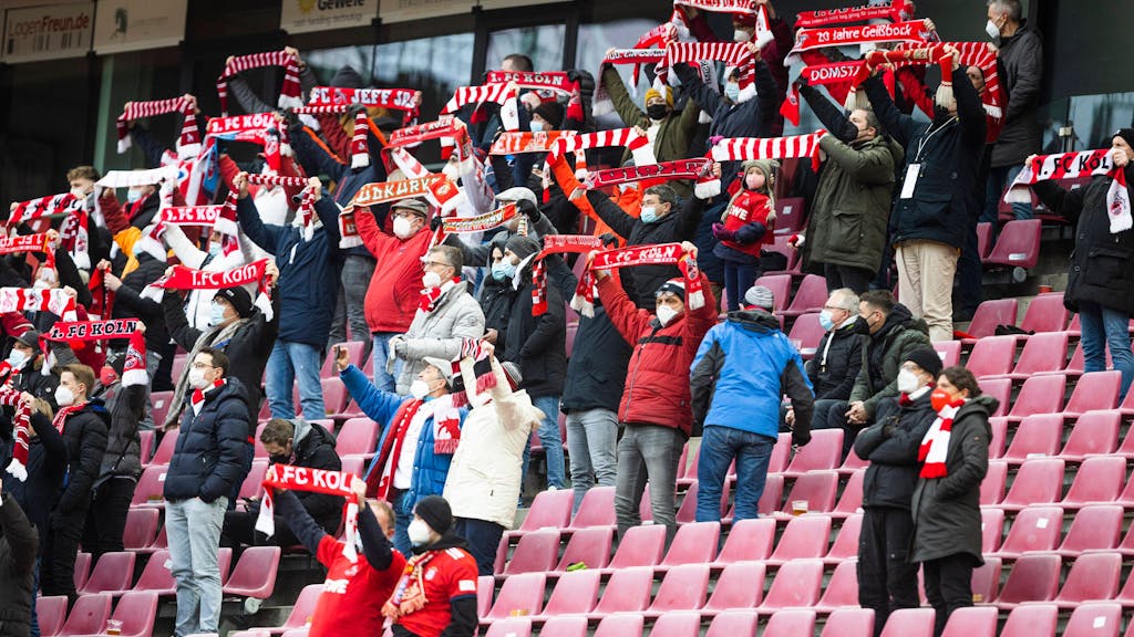 Nur wenige Fans sind im Stadion im Spiel der 1. Bundesliga.
