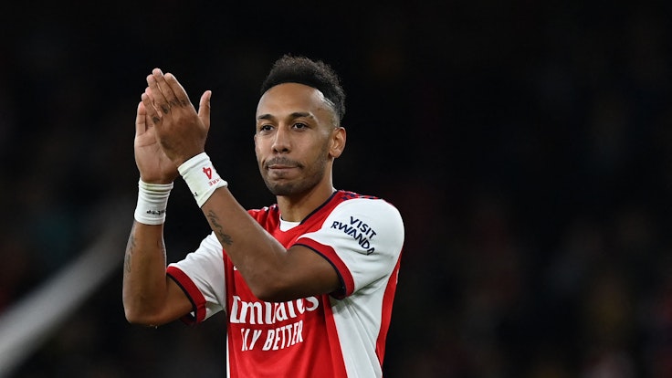 Pierre-Emerick Aubameyang klatscht nach einem Spiel des FC Arsenal in die Hände