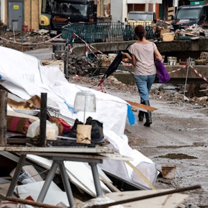 Nordrhein-Westfalen, Bad Münstereifel: Eine Frau geht durch die von der Flut zerstörte Innenstadt.