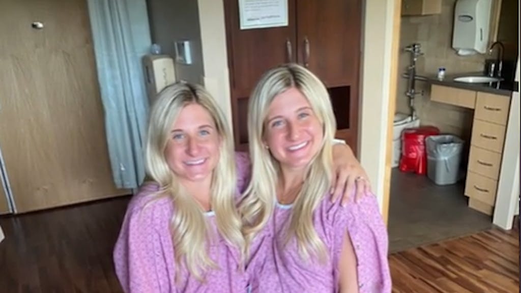 Die Saunders-Zwillinge im Krankenhaus kurz vor der Entbindung. Screenshot eines TikTok-Videos vom 30. Dezember 2021.