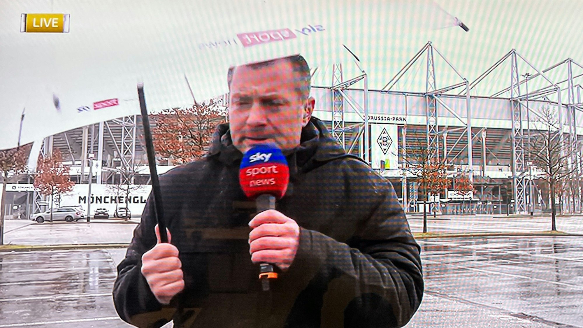 Sky-Reporter Dirk große Schlarmann vor dem Borussia-Park in Mönchengladbach