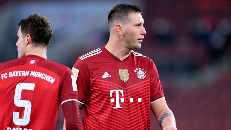 Die Bayern-Profis Niklas Süle und Benjamin Pavard stehen nebeneinander.
