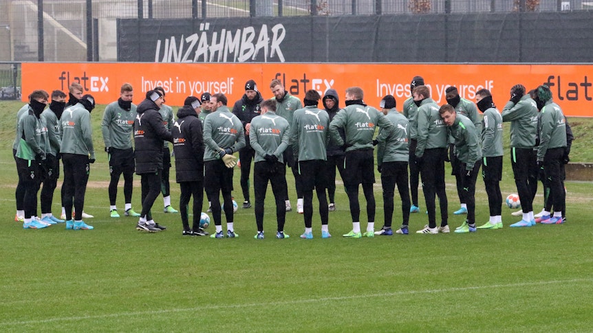 Das Team von Borussia Mönchengladbach startet am Dienstag (1. Februar 2022) in die neue Trainingswoche. Das Foto zeigt die Fohlen bei einer Einheit am 27. Januar im Borussia-Park.