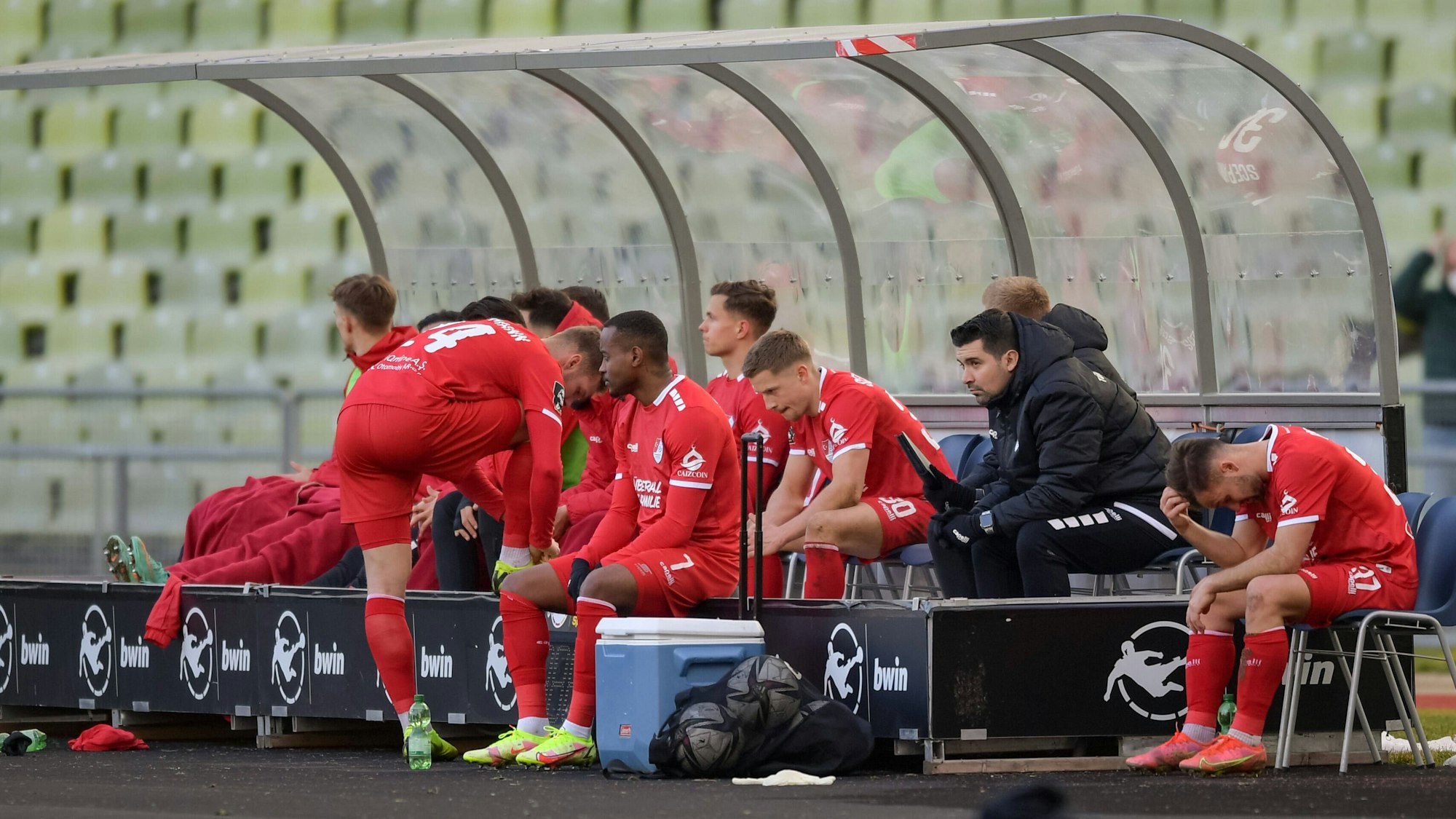 Enttäuschte Spieler auf der Ersatzbank von Türkgücü München.