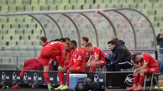 Enttäuschte Spieler auf der Ersatzbank von Türkgücü München.