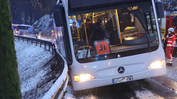 Ein Schulbus ist auf einer mit Schneematsch bedeckten Straße in die Leitplanke gerutscht.&nbsp;