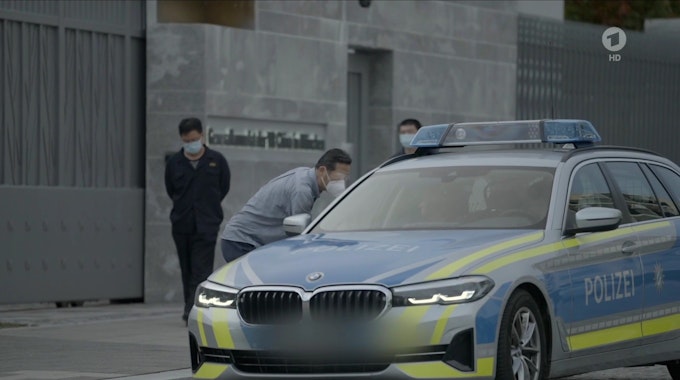 Polizeieinsatz vor der chinesischen Botschaft beim Dreh einer ARD-Doku.