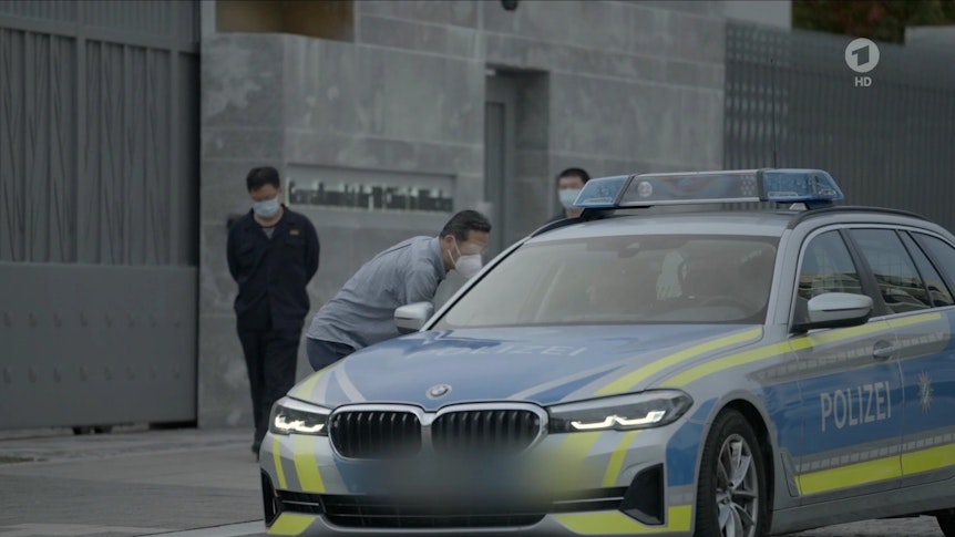 Polizeieinsatz vor der chinesischen Botschaft beim Dreh einer ARD-Doku.