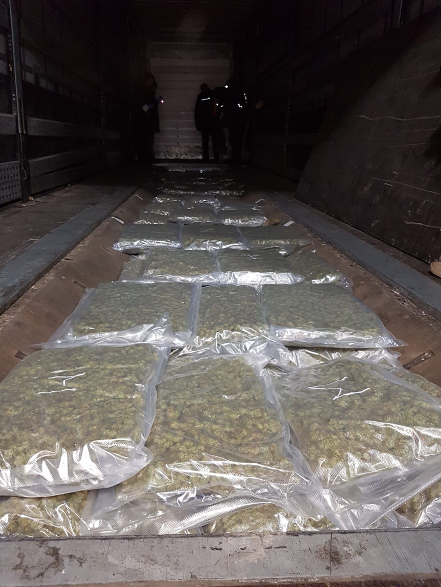 Abgepackte Drogen in einem doppelten Boden eines Lkw.