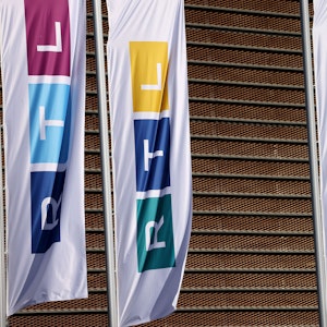 Fahnen mit dem neuen Logo des Fernsehsenders RTL wehen vor dem Gebäude in Köln. Das Bild entstand am 14. Juni 2021.