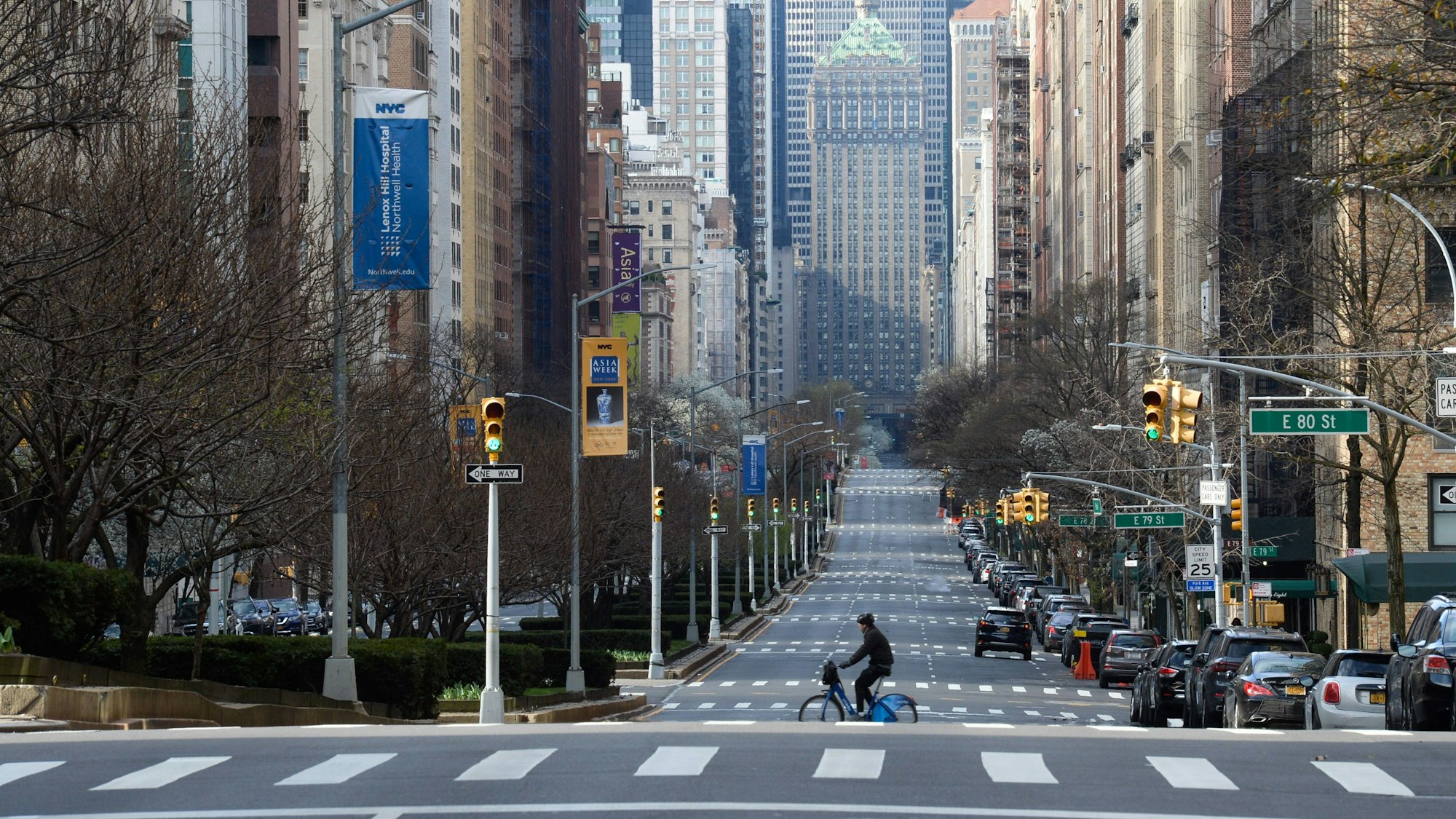 Symbolbild. Ein Radfahrer überquert die Park Avenue an der 80. Straße in Manhattan am 22. März 2020.