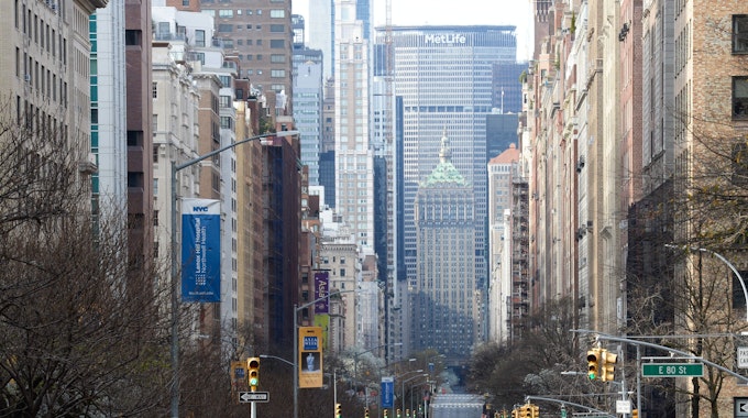 Symbolbild. Ein Radfahrer überquert die Park Avenue an der 80. Straße in Manhattan am 22. März 2020.