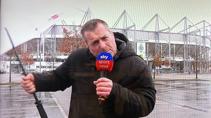 Sky-Reporter Dirk große Schlarmann steht vor dem Gladbacher Borussia-Park