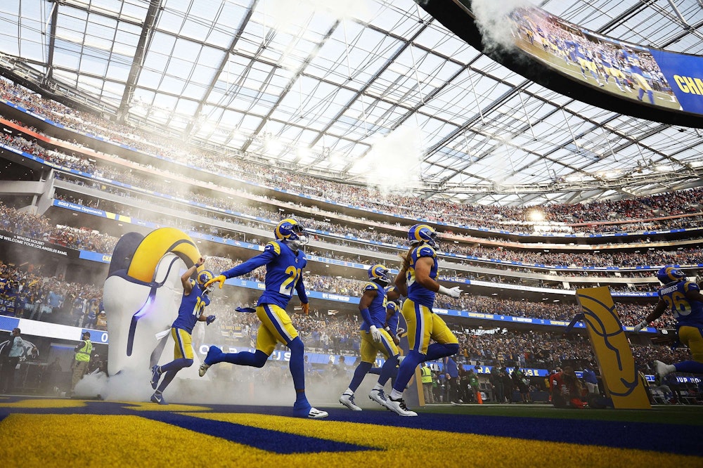 Die Los Angeles Rams laufen in der NFL vor dem Duell gegen die San Francisco 49ers auf das Spielfeld