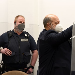 Köln: Beginn des Hauptverfahrens gegen Thomas Drach (Mitte) und einen Mitangeklagten vor der großen Strafkammer am Landgericht Köln.