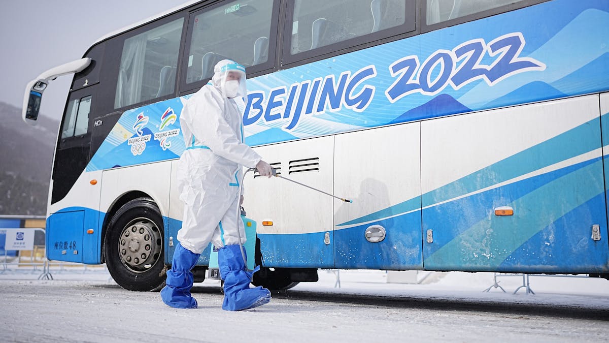 Zhangjiakou bei Peking: Ein Arbeiter besprüht einen Olympia-Bus.